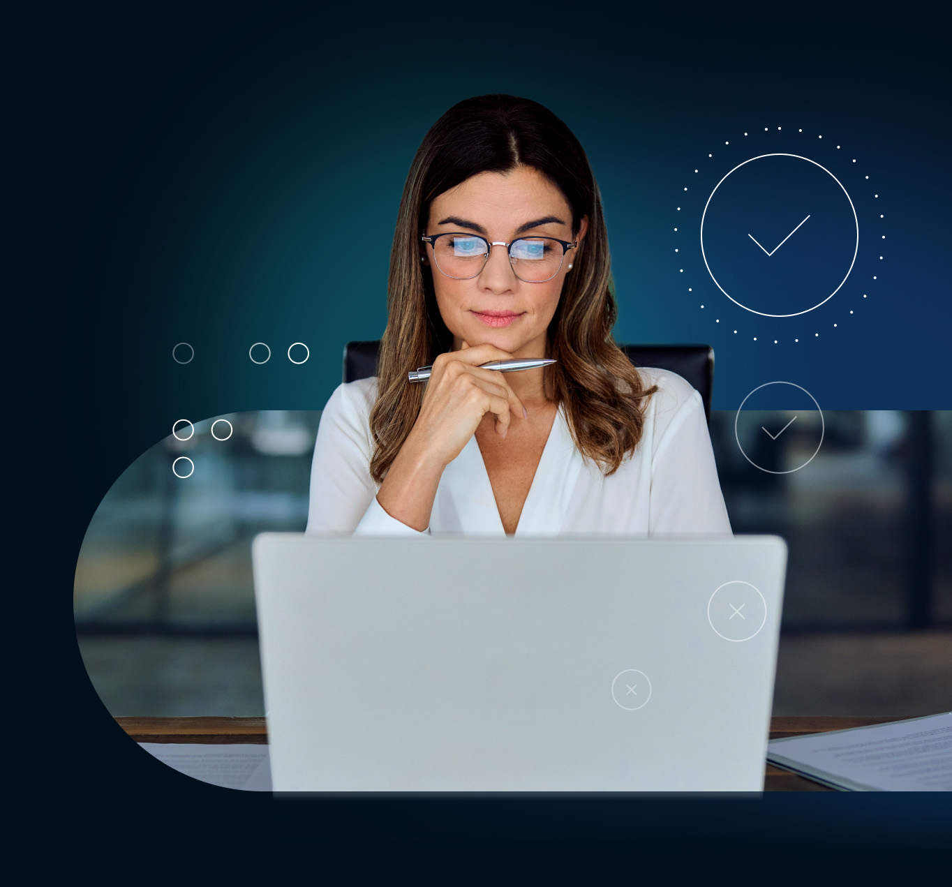 Mujer de mediana edad mirando pensativamente una computadora portátil en un entorno profesional